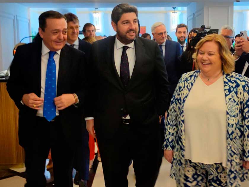 José María Albarracín (CROEM), el presidente Fernando López Miras y Ana Correa (COEC), a la llegada a la 45º Asamblea de COEC. Foto: P.B.