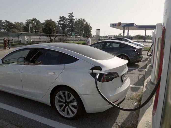 Depositphotos_680557198_XL-coche-electrico-w