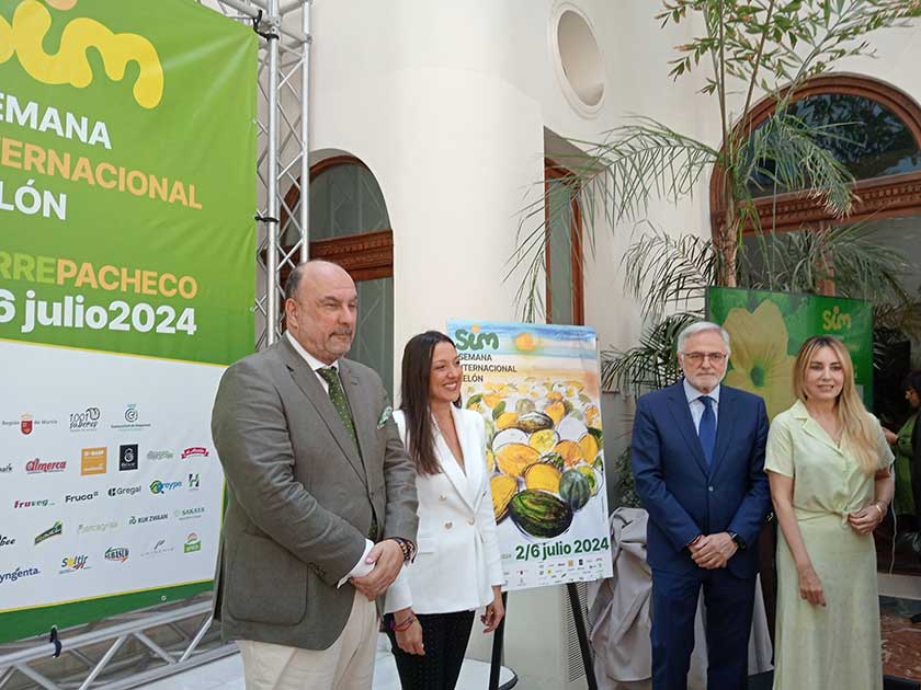 El director de la SIM, Víctor Melgarejo, la consejera de Turismo, Carmen Conesa, el alcalde de Torre Pacheco, Pedro Ángel Roca y la periodista Berta Collado, presentan el cartel de Nicolás de Maya. FOTO: N.G.