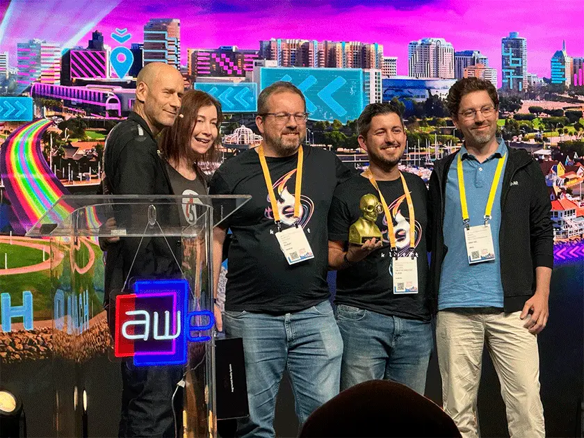 Los-responsables-de-Sons-of-a-Bit-recogen-el-premio-SOCIALNIUS