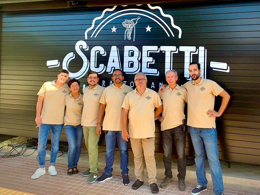 Trabajadores-en-la-puerta-del-restaurante-Scabetti