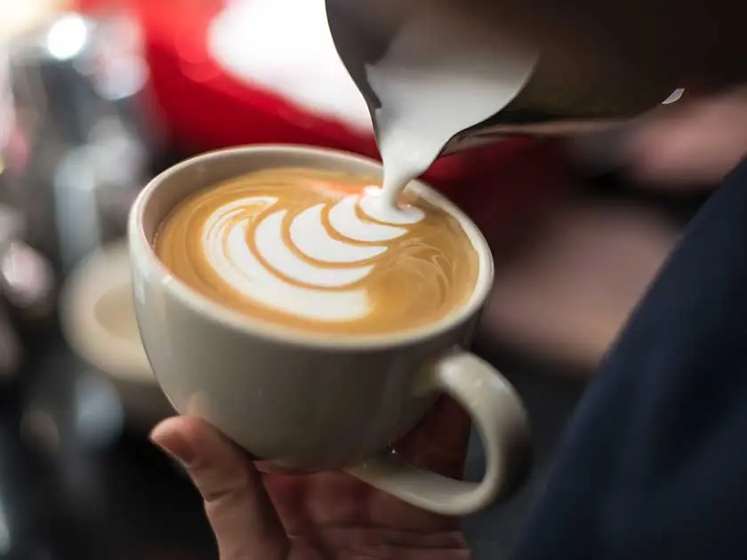 barista-pone-leche-cafe
