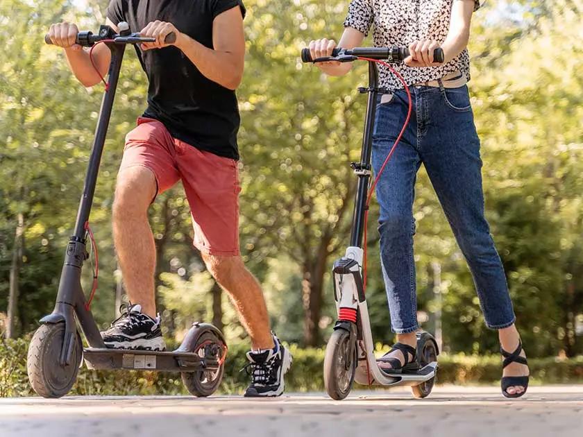 jovenes-patinetes-electricos