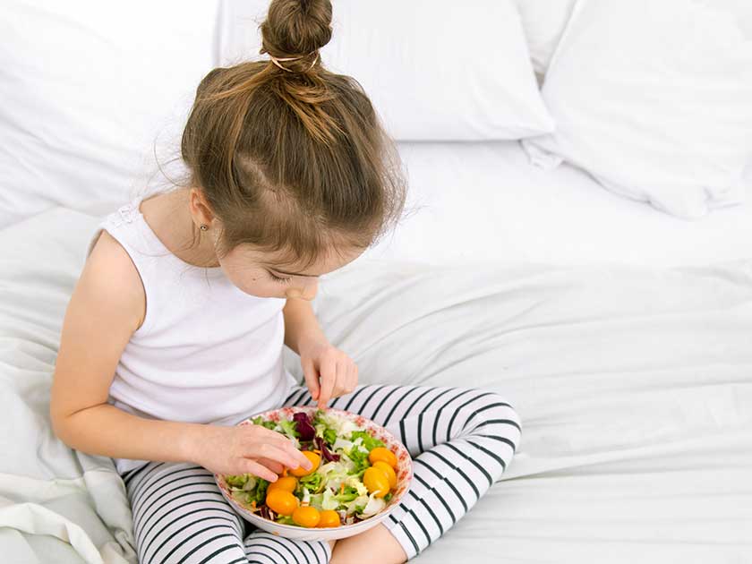 nina-con-ensalada