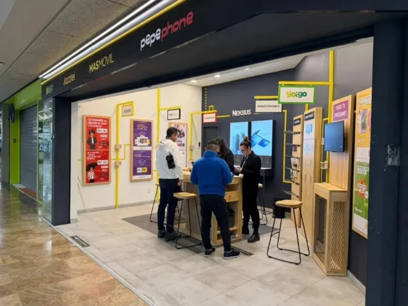 tienda de telefonía en el centro comercial de Atalayas ok1