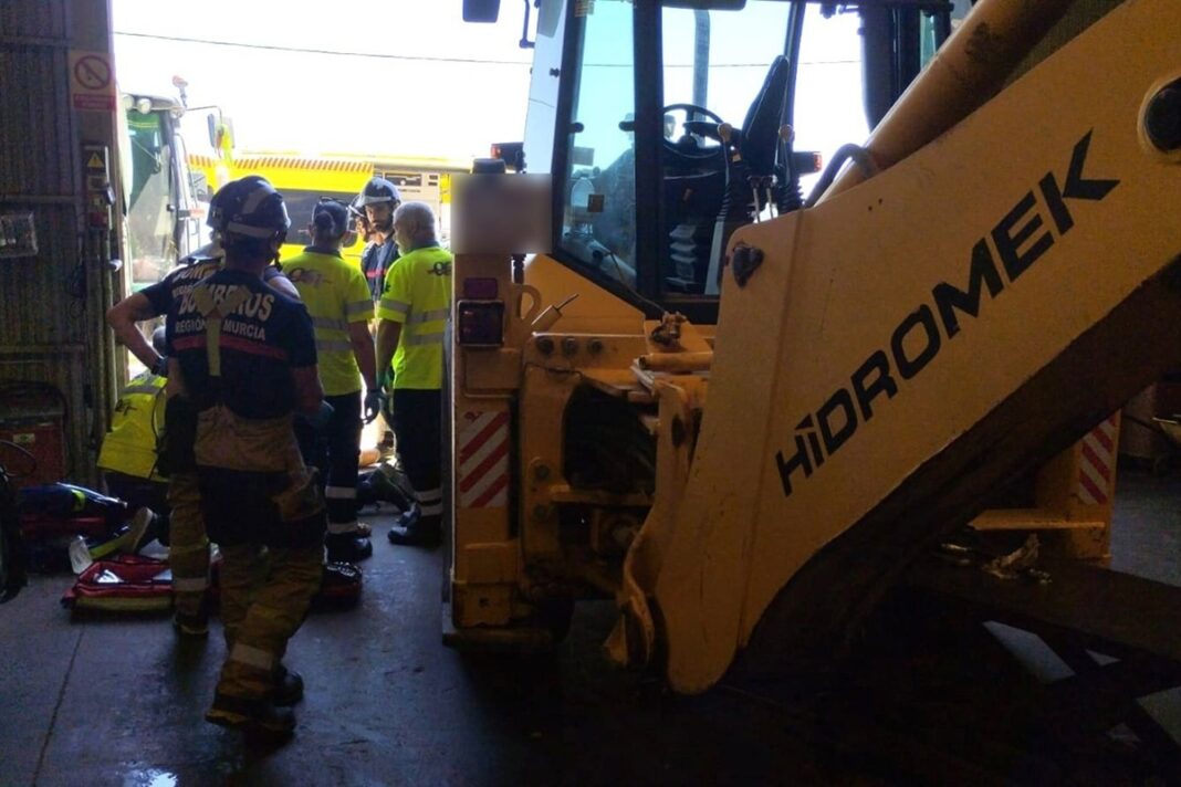 Sucesos.- Muere un hombre aplastado por una retroexcavadora en una empresa de máquina agrícola en Lorca (Murcia)