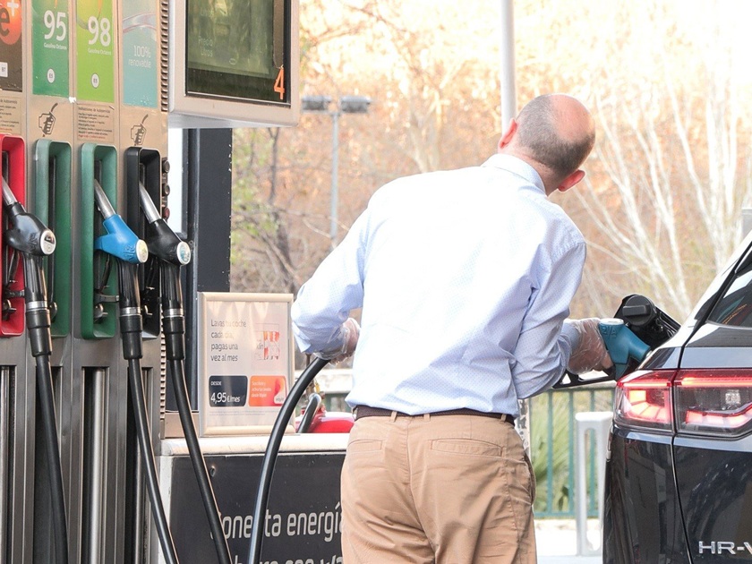 Economía.- El Gobierno ultima una rebaja del IVA de los carburantes al 10% y otras rebajas fiscales en electricidad